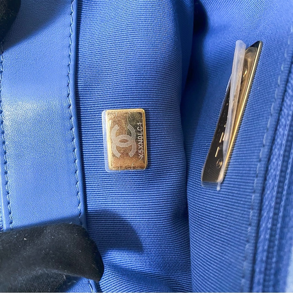 CHANEL 19 Handbag Medium Blue Denim - Picture 9 of 12